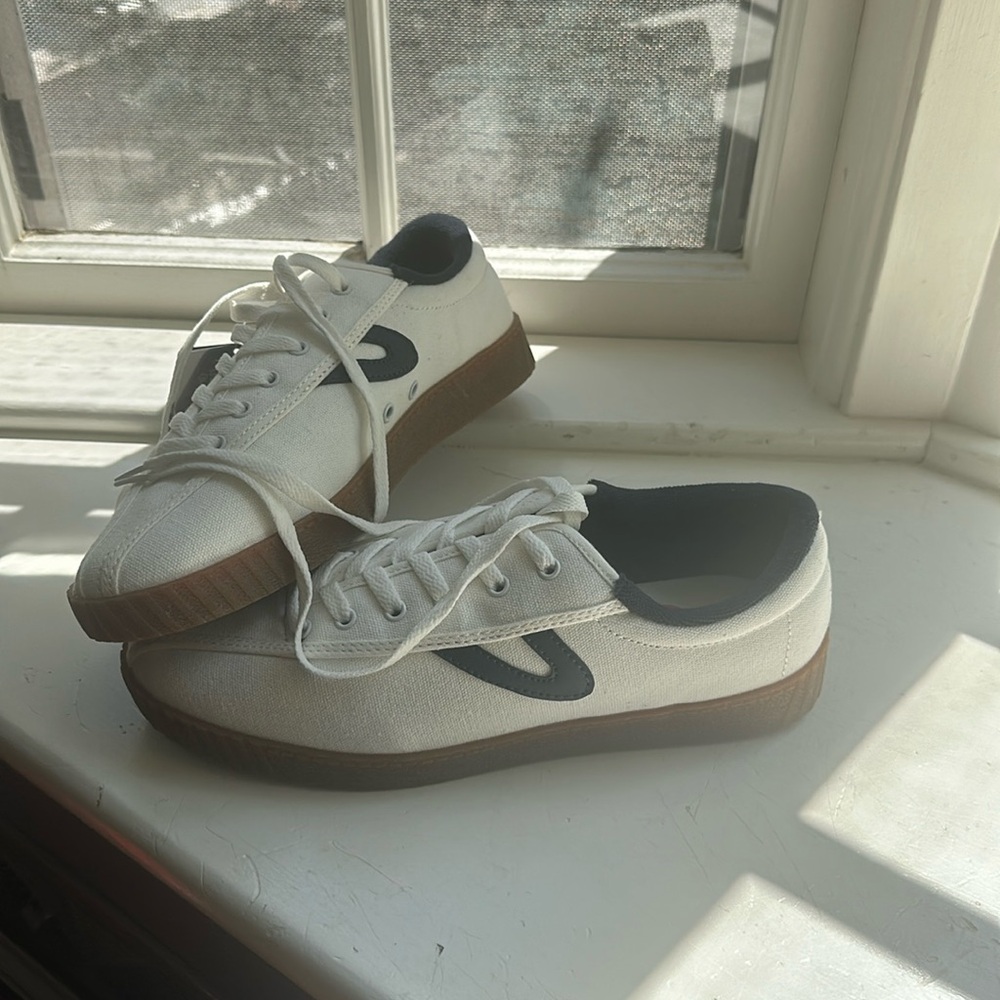 NWT Tretorn Tuckernuck Sneakers - White with Blue Accents, Women's Size 9.5
